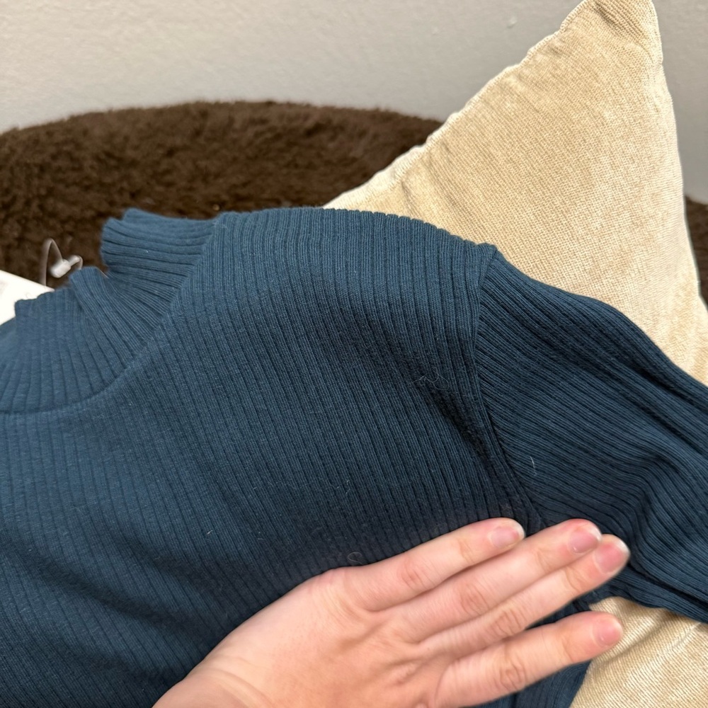 Uniqlo Ribbed Mock Neck Top - Picture 4 of 4